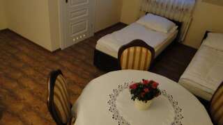 Отели типа «постель и завтрак» Pokoje Gościnne w Ratuszu Огродзенец Четырехместный номер-4