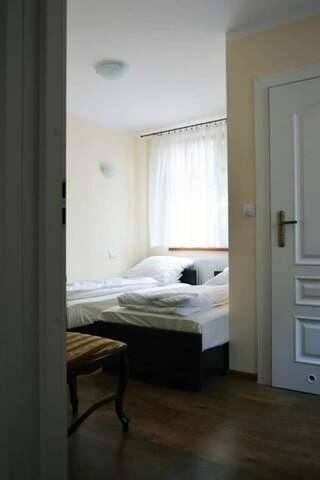 Отели типа «постель и завтрак» Pokoje Gościnne w Ratuszu Огродзенец Двухместный номер с 2 отдельными кроватями-1